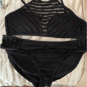 Kenneth Cole bathing suit. Very sexy. This is in perfect condition.